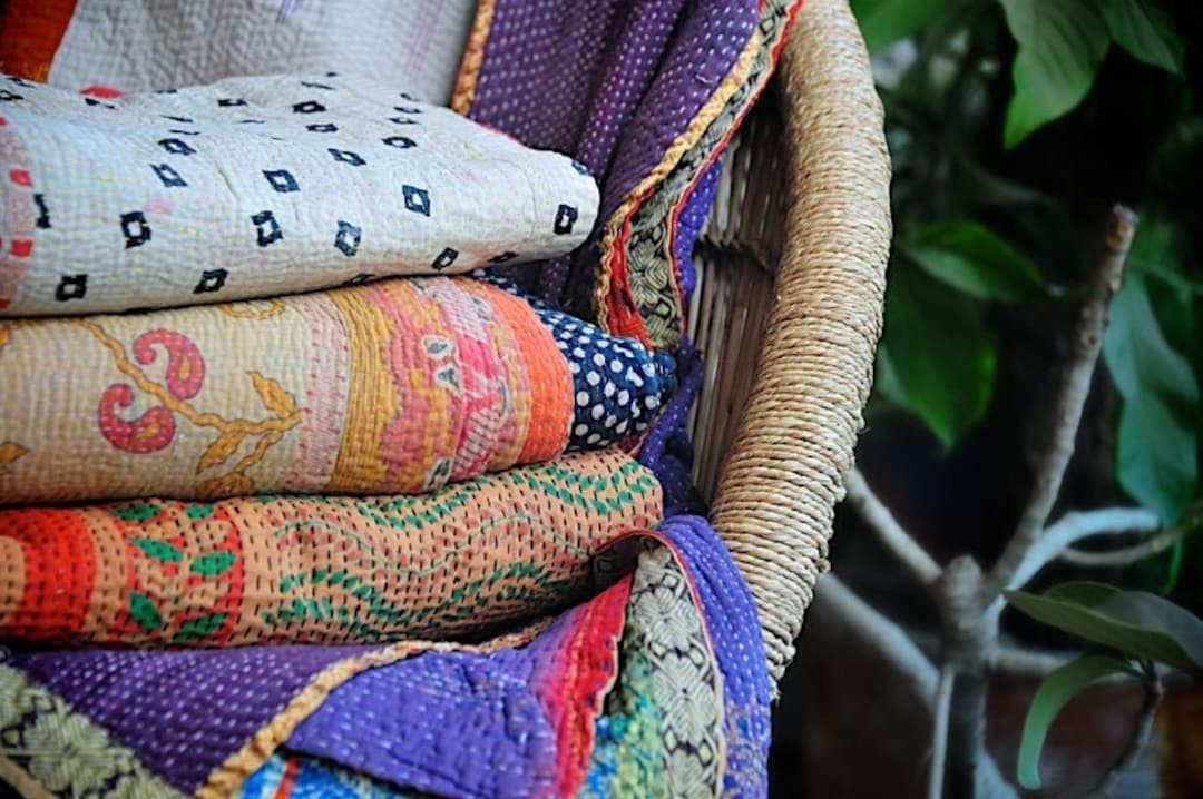 ヴィンテージ カンタ キルト ロット: ハンドメイド刺繍コットンスロー