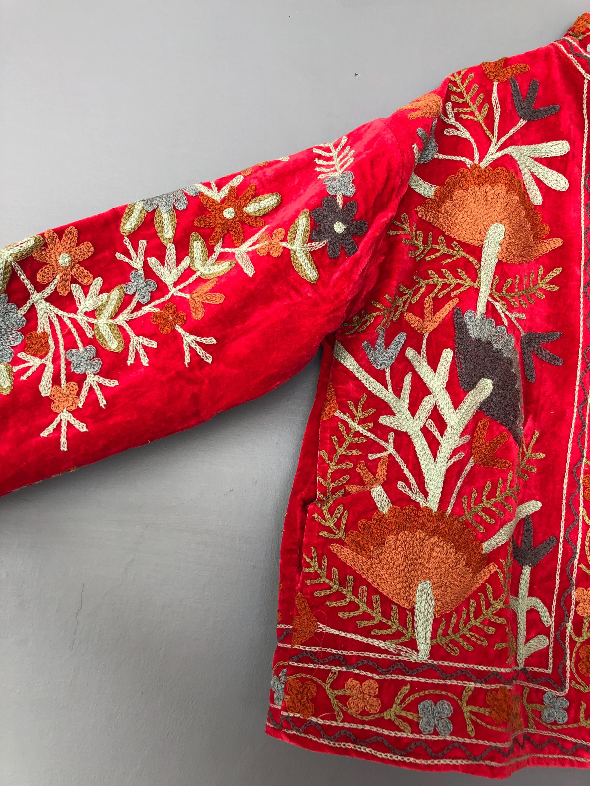 Veste Bohème Brodée Rouge à Fleurs - Taille XS - Style Suzani Mi-Longue - Neuf Sans Étiquettes