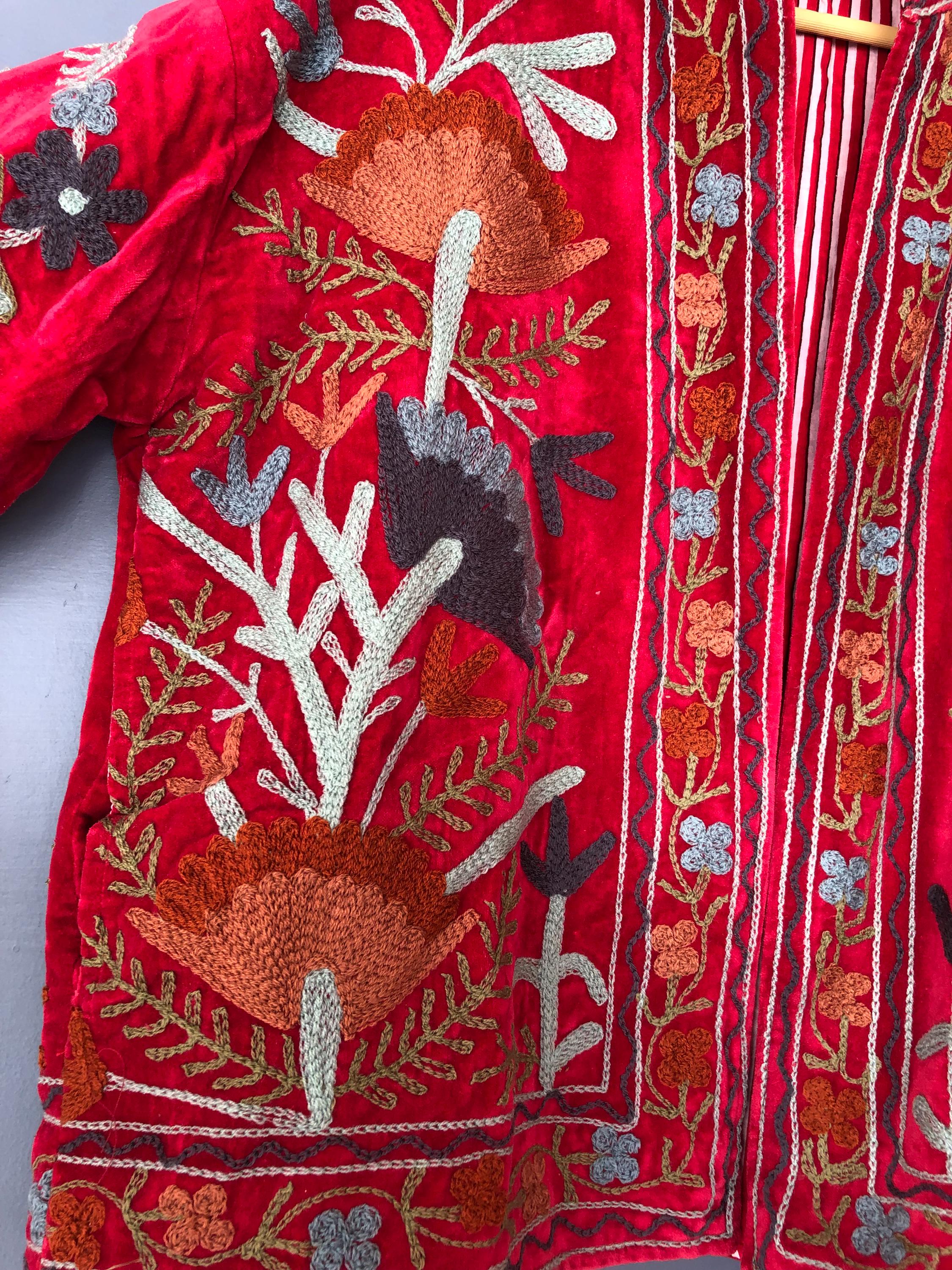 Veste Bohème Brodée Rouge à Fleurs - Taille XS - Style Suzani Mi-Longue - Neuf Sans Étiquettes