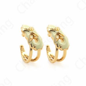 Geëmailleerde oorclip oorbellen, 18K goud gevulde eenvoudige oorbellen, dames oorclips, doorboorde oorbellen, twist oorclips, cadeau voor haar, 19x18.5x8.5mm