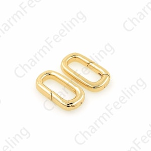 Puede incluir: Dos cierres de metal dorado, cada uno con forma rectangular y una abertura con bisagra. Los cierres están diseñados para usarse para sujetar dijes u otras joyas.