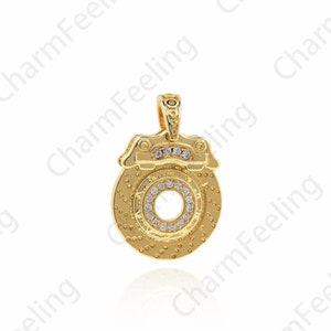 Peut inclure: Pendentif en or avec un design détaillé de disque de frein avec des pierres de zircone cubique transparentes. Le pendentif a un petit charme de voiture sur le dessus.