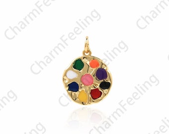Puede incluir: Pendiente de encanto de oro con un diseño redondo y texturizado. El encanto presenta un círculo de ocho pequeños puntos de esmalte de colores en tonos de rojo, naranja, amarillo, verde, azul, morado, rosa y blanco.
