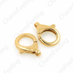 Puede incluir: Dos cierres de langosta de metal dorado. Los cierres están abiertos y listos para ser unidos a un collar o pulsera.