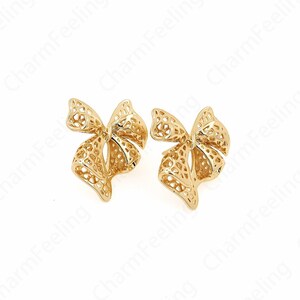 Sierlijke prachtige oorbellen, 18K Gold Filled Bow Oorbellen, Bow Hoops, Een cadeau voor haar, 28x25.5x5.5mm
