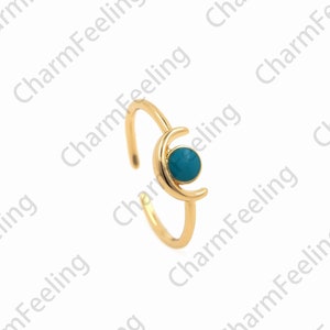 Peut inclure: Bague en or avec un motif de croissant de lune et une pierre turquoise au centre.