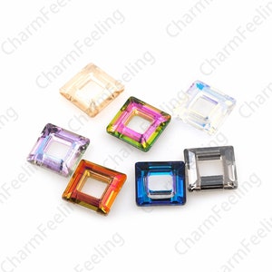 Puede incluir: Surtido de ocho cristales de imitación cuadrados con un agujero en el centro. Los cristales de imitación son de varios colores, incluyendo transparente, rosa claro, azul claro, azul oscuro, verde claro, naranja y gris.