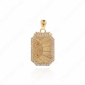 Op de afbeelding: Gouden ketting met hanger en een rechthoekige hanger met een halve maan en drie sterren, omringd door heldere zirkonia-stenen.