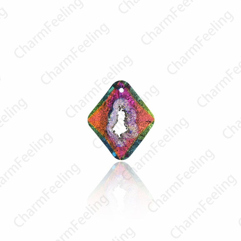 Puede incluir: Un colgante en forma de diamante con un dise&ntilde;o colorido, iridiscente, similar a una &aacute;gata. El colgante tiene un agujero en la parte superior para colgar.