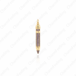 Pu&ograve; includere: Un ciondolo a forma di matita in oro con pietre di zircone cubico viola. Il ciondolo &egrave; progettato per assomigliare a una matita con una punta appuntita e una fascia metallica attorno al centro.