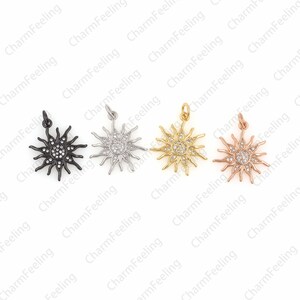 Puede incluir: Cuatro colgantes de sol con detalles de cristal transparente. Los colgantes son de color negro, plateado, dorado y dorado rosa.