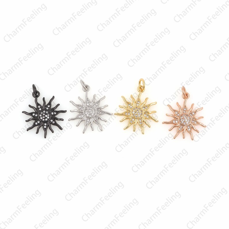 Puede incluir: Cuatro colgantes de sol con detalles de cristal transparente. Los colgantes son de color negro, plateado, dorado y dorado rosa.