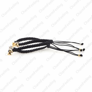 Puede incluir: Tres pulseras trenzadas negras con abalorios dorados y plateados. Las pulseras tienen cordones ajustables.