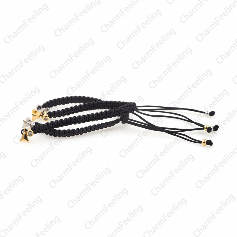 Puede incluir: Tres pulseras trenzadas negras con abalorios dorados y plateados. Las pulseras tienen cordones ajustables.
