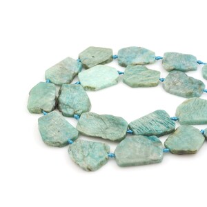 Può includere: Una collana di perline di amazonite verde chiaro e blu, infilate con filo blu.