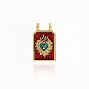 Pode incluir: Pingente dourado com fundo retangular em esmalte vermelho. Um coração turquesa com um design de chama dourada e raios de sol é centralizado. O pingente tem duas pequenas argolas na parte superior para uma corrente.