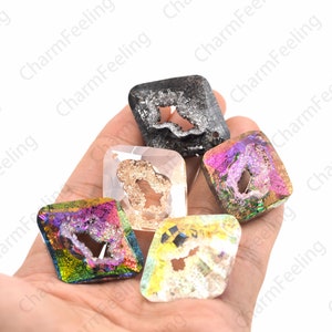 Puede incluir: Surtido de seis colgantes de cristal de forma cuadrada con un dise&ntilde;o &uacute;nico de tipo &aacute;gata. Los colgantes son iridiscentes y presentan una variedad de colores, incluyendo negro, dorado, rosa y verde.