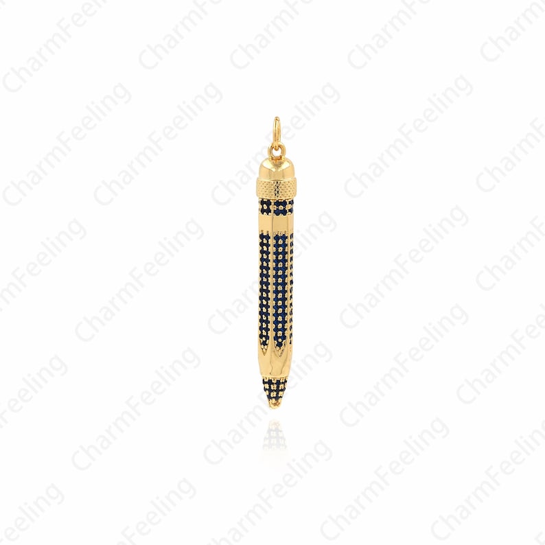 Pu&ograve; includere: Un ciondolo dorato a forma di matita con finitura in smalto nero. Il ciondolo ha un design dettagliato ed &egrave; perfetto per aggiungere un tocco di fantasia a qualsiasi collezione di gioielli.