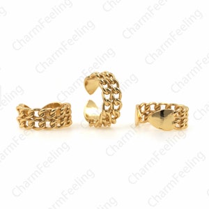 Puede incluir: Tres anillos de cadena de color dorado. Los anillos están abiertos y tienen un diseño en forma de corazón en el lateral.