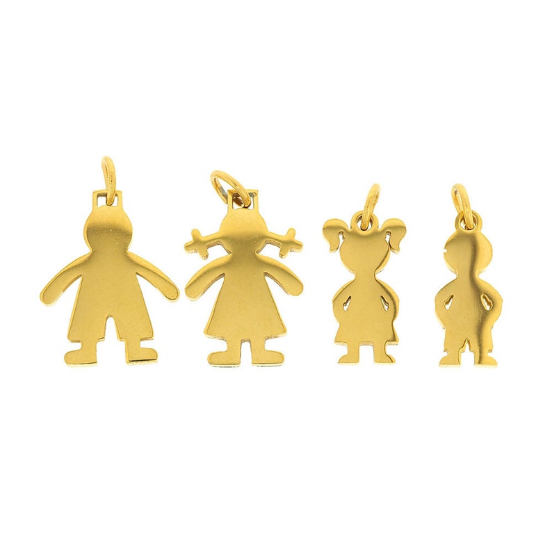 K&ouml;nnte beinhalten: Vier goldfarbene Metall-Anh&auml;nger in Form von Kindern. Zwei Anh&auml;nger sind von M&auml;dchen mit Z&ouml;pfen und ein Anh&auml;nger ist von einem Jungen. Der vierte Anh&auml;nger ist von einem M&auml;dchen mit Z&ouml;pfen und einer Schleife.