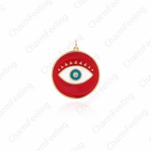 K&ouml;nnte beinhalten: Ein roter, wei&szlig;er und blauer Email-Anh&auml;nger mit goldfarbenem Rahmen. Der Anh&auml;nger zeigt ein stilisiertes Auge mit einer blauen Pupille und einer wei&szlig;en Iris. Das Auge ist von einem Ring aus kleinen Dreiecken umgeben.