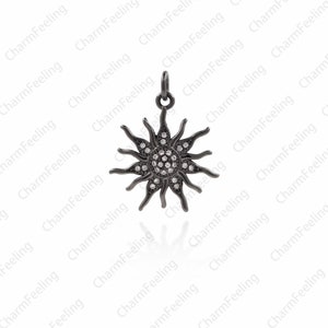 Puede incluir: Pendiente de sol negro con piedras de circonita c&uacute;bica transparentes. El dije tiene forma de sol con rayos que se extienden desde el centro. El dije est&aacute; hecho de metal y tiene un acabado negro.