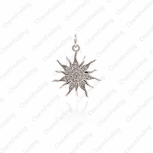 Puede incluir: Un colgante de sol de plata con piedras de circonita c&uacute;bica transparentes. El colgante est&aacute; detallado con un dise&ntilde;o de rayos de sol y es perfecto para agregar un toque de brillo a cualquier pieza de joyer&iacute;a.