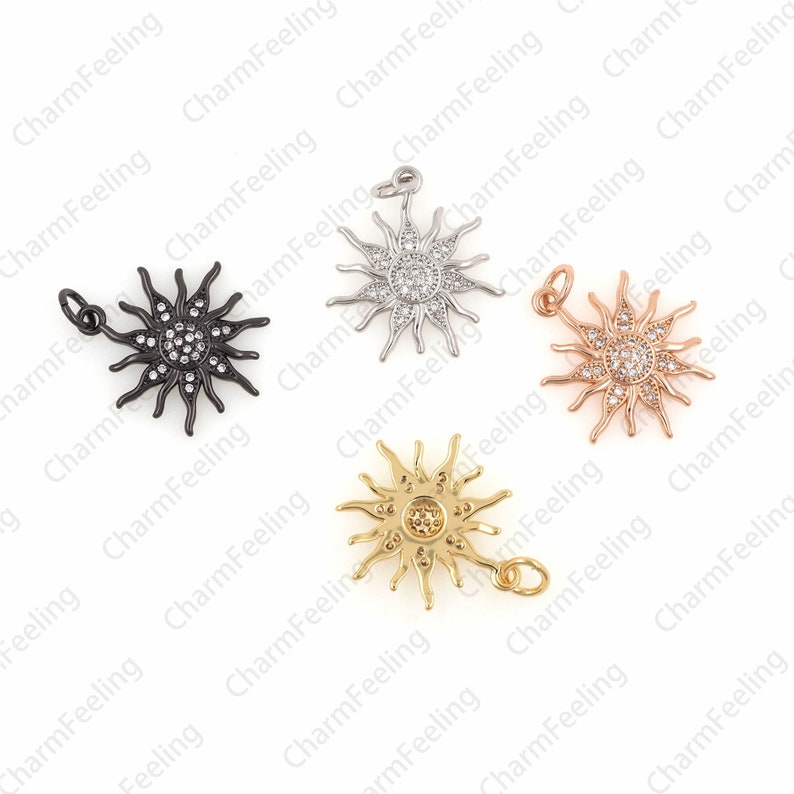 Puede incluir: Cuatro colgantes de sol con un centro de cristal y un bucle para sujetar a un collar o pulsera. Los colgantes est&aacute;n disponibles en negro, plata, oro y oro rosa.