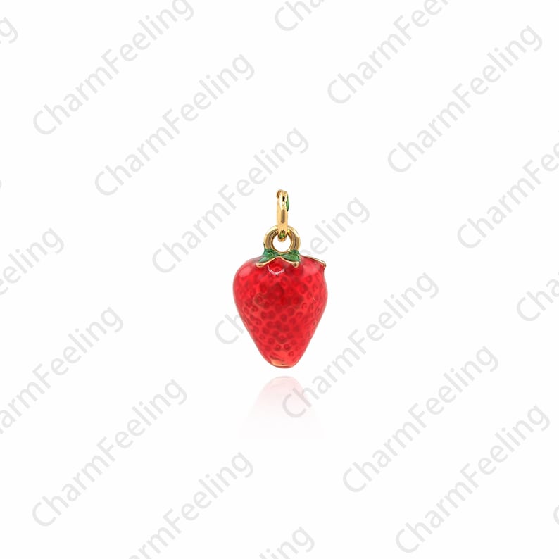 Puede incluir: Un charm de tono dorado con forma de fresa roja con hojas verdes. El charm est&aacute; detallado con una superficie texturizada y es perfecto para agregar un toque de fantas&iacute;a a las joyas.