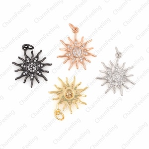 Puede incluir: Cuatro colgantes de sol en diferentes acabados met&aacute;licos: negro, oro rosa, plata y oro. Cada colgante presenta un dise&ntilde;o de sol con una piedra central y piedras m&aacute;s peque&ntilde;as alrededor del per&iacute;metro.