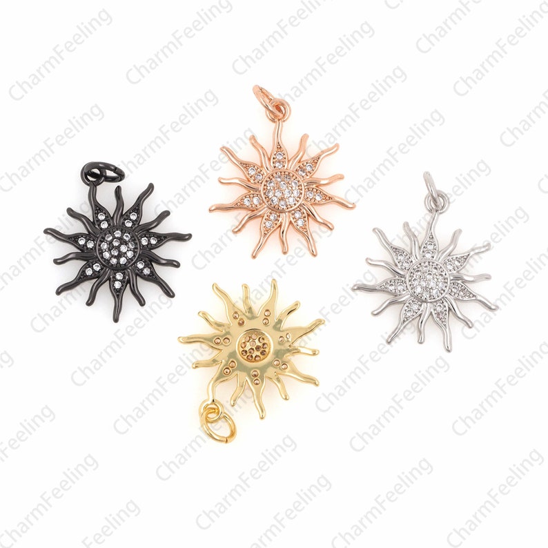 Puede incluir: Cuatro colgantes de sol en diferentes acabados met&aacute;licos: negro, oro rosa, plata y oro. Cada colgante presenta un dise&ntilde;o de sol con una piedra central y piedras m&aacute;s peque&ntilde;as alrededor del per&iacute;metro.