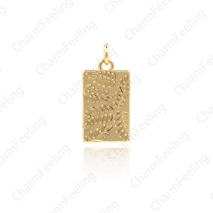 Pode incluir: Encanto de pingente de ouro com formato retangular e um design floral detalhado.