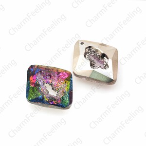 Puede incluir: Dos adornos de cristal iridiscente en forma de diamante con un dise&ntilde;o recortado. Un adorno es transparente con un dise&ntilde;o de mariposa p&uacute;rpura, el otro es multicolor.