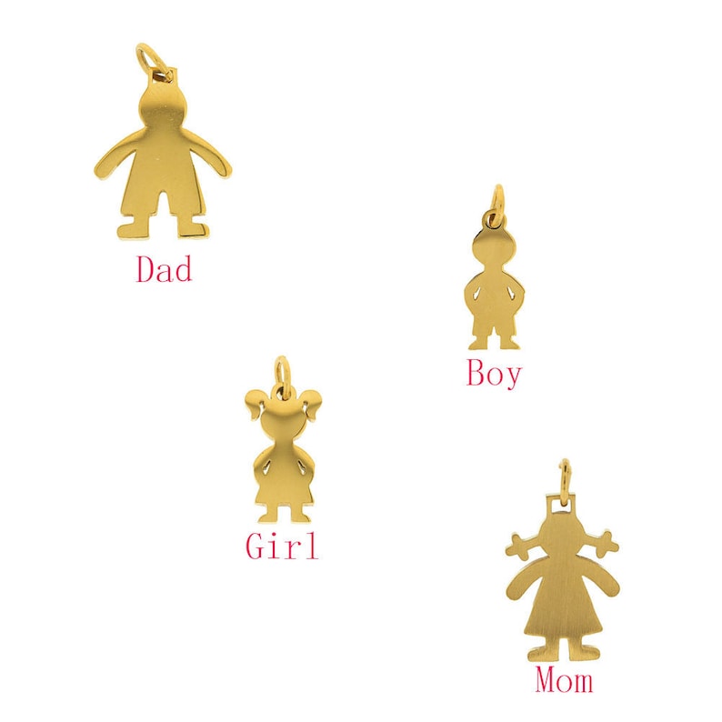 K&ouml;nnte beinhalten: Vier goldfarbene Metall-Anh&auml;nger in Form von Personen. Die Anh&auml;nger sind mit "Papa", "Junge", "M&auml;dchen" und "Mama" beschriftet.
