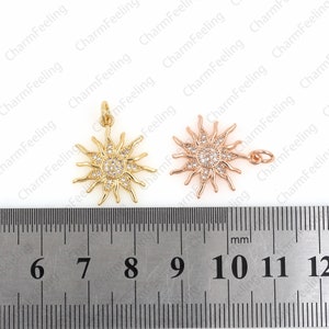 Puede incluir: Dos colgantes de sol de tono dorado con detalles de cristal transparente. Los colgantes miden aproximadamente 2,5 cm de di&aacute;metro y se miden con una regla.