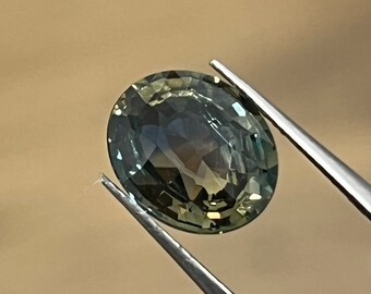 3.71 carats | Natural Unheated Bi-Colour Sapphire | 10.7 x 8.9 mm | Oval Shape | Loose Gemstone