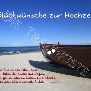 Könnte beinhalten: Eine Hochzeitskarte mit einem Zitat über die Ehe und einem Foto eines Holzbootes an einem Sandstrand mit blauem Himmel und Meer im Hintergrund.