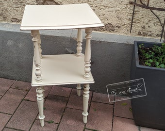 Schöner Ablagetisch aus Frankreich, in elfenbeinweiß upcycled, Shabby Chic style