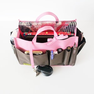 Waterproof sturdy bag liner organiser, large size. Lightweight and perfect for any bags with 11 compartments. Protect your inner handbags from liquid stains and keep everything visible-neatly arranged. Dimensions: L.25 x h.18 x w.12cm. High Quality.