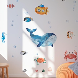 クジラのウォールステッカー - 子供部屋用の水彩画風の海の装飾 - 壁に飾る海の世界