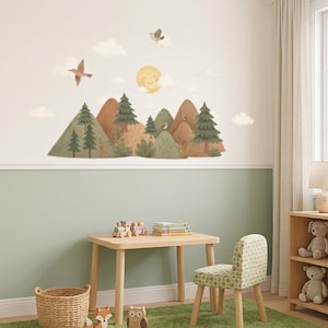 Op de afbeelding: Een witte keramische mok met een zwart handvat en de tekst "But First, Coffee" in een zwarte, vette letter. De mok staat op een wit oppervlak.