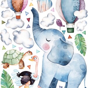 K&ouml;nnte beinhalten: Aquarell-Illustration mit einem blauen Elefanten, Strau&szlig; und Schildkr&ouml;te. Zwei Hei&szlig;luftballons, Wolken, V&ouml;gel und geometrische Formen sind ebenfalls dargestellt. Das Kunstwerk hat einen verspielten Stil mit sanften Farben.