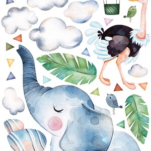 K&ouml;nnte beinhalten: Aquarell-Illustration mit einem skurrilen Safari-Thema. Enth&auml;lt einen blauen Elefanten, einen Strau&szlig;, eine Schildkr&ouml;te, Hei&szlig;luftballons, V&ouml;gel, Wolken und tropische Bl&auml;tter. Das Kunstwerk ist in sanften Pastellfarben mit geometrischen Formen gehalten.
