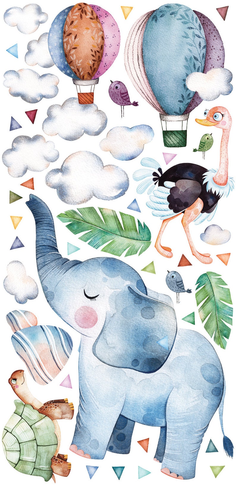 K&ouml;nnte beinhalten: Aquarell-Illustration mit einem skurrilen Safari-Thema. Enth&auml;lt einen blauen Elefanten, einen Strau&szlig;, eine Schildkr&ouml;te, Hei&szlig;luftballons, V&ouml;gel, Wolken und tropische Bl&auml;tter. Das Kunstwerk ist in sanften Pastellfarben mit geometrischen Formen gehalten.