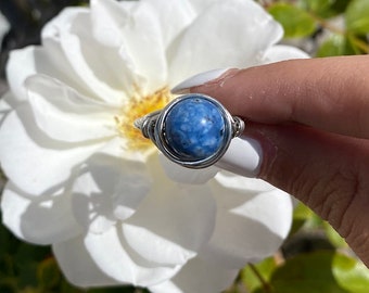 Sodalite with hammered flat ring in size 4,5 US 48mm