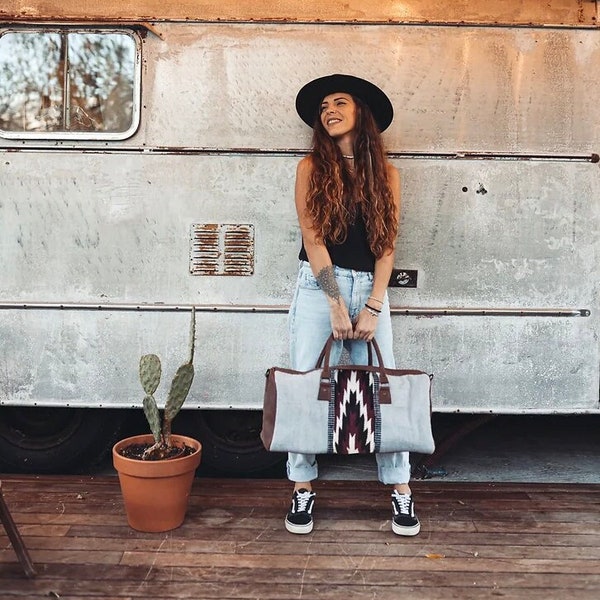 BOLSA DE VIAJE NATIVA | Bolso de fin de semana Boho | Bolso étnico hecho a mano | Bolsa de viaje antigua | Bolso de viaje de cuero de diseñador artesanal Wild Whispers