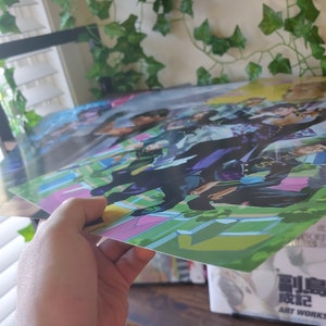 K&ouml;nnte beinhalten: Ein farbenfrohes Poster mit einer Gruppe von Anime-Charakteren in verschiedenen Posen. Die Charaktere sind in schwarzen, wei&szlig;en und violetten Kleidungsst&uuml;cken gekleidet. Der Hintergrund ist ein gr&uuml;nes und gelbes Muster.