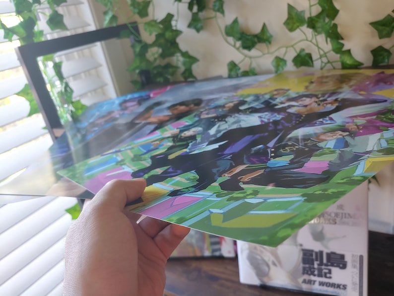 K&ouml;nnte beinhalten: Ein farbenfrohes Poster mit einer Gruppe von Anime-Charakteren in verschiedenen Posen. Die Charaktere sind in schwarzen, wei&szlig;en und violetten Kleidungsst&uuml;cken gekleidet. Der Hintergrund ist ein gr&uuml;nes und gelbes Muster.