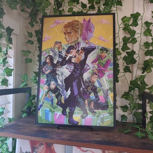 K&ouml;nnte beinhalten: Ein gerahmtes Poster mit einer Gruppe von Anime-Charakteren in einer farbenfrohen, abstrakten Umgebung. Die Charaktere sind in einer dynamischen Pose dargestellt, wobei ein Charakter im Vordergrund ein diamantf&ouml;rmiges Objekt h&auml;lt. Das Poster hat einen schwarzen Rahmen und wird auf einem Holzregal ausgestellt.