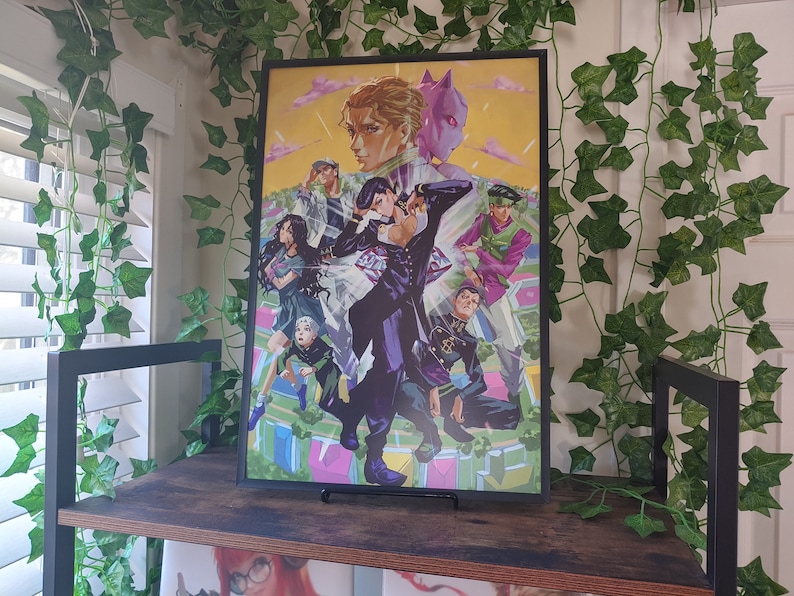 K&ouml;nnte beinhalten: Ein gerahmtes Poster mit einer Gruppe von Anime-Charakteren in einer farbenfrohen, abstrakten Umgebung. Die Charaktere sind in einer dynamischen Pose dargestellt, wobei ein Charakter im Vordergrund ein diamantf&ouml;rmiges Objekt h&auml;lt. Das Poster hat einen schwarzen Rahmen und wird auf einem Holzregal ausgestellt.